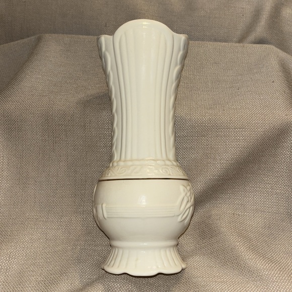 Belleek Millennium 2000 Claddagh Vase - Picture 2 of 6